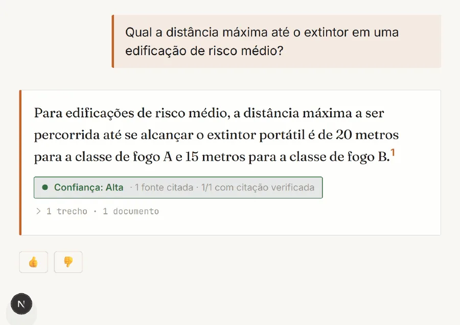 Gravação da tela do ARQ|Lex: a pergunta sobre distância máxima até o extintor em edificação de risco médio, respondida com o selo Confiança Alta e uma citação verificada.